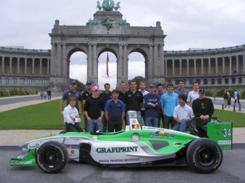 De Champ Car coureurs poseren met de wagen van Jan Heylen
