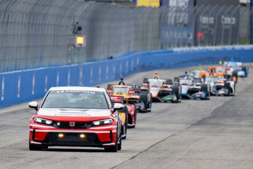 The Honda Civic Type R pacecar leads the field at the Milwaukee Mile