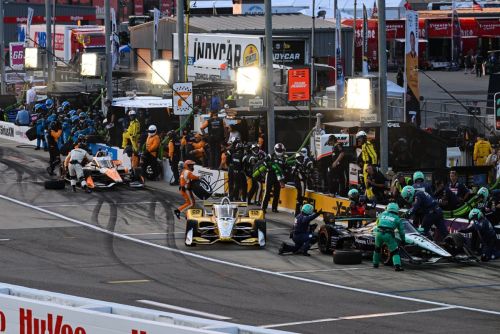 Scott McLaughlin maakt een snelle pitstop in de zaterdagrace op de Iowa Speedway