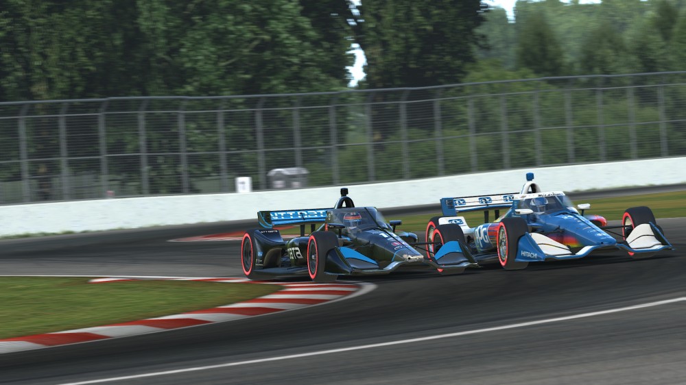Álex Palou passeert Scott McLaughlin in de iRacing race op Montreal