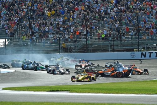 Pato O’Ward spint bij de start in de Indy GP