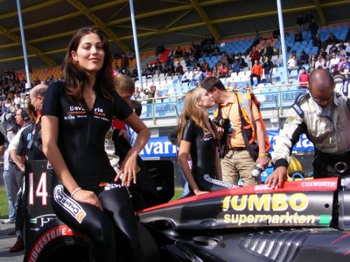 De wagen van Robert Doornbos kreeg veel vrouwelijk aandacht