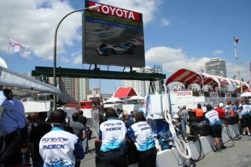 De crew van Forsythe Racing kijkt naar hun eigen coureur op de grote videowalls