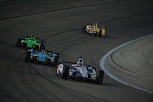 Helio Castroneves voor Simon Pagenaud, James Hinchcliffe en Ryan Hunter-Reay op de Texas Speedway