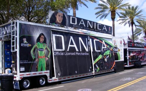 Danica Patrick heeft haar eigen merchandise stand, St. Petersburg