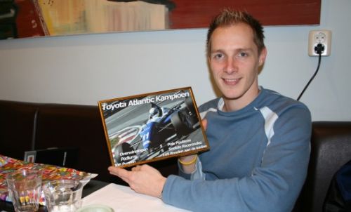Charles Zwolsman ontvangt van ChampCar.nl een foto ter herinnering aan zijn Toyota Atlantic titel