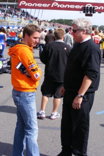 Christijan Albers in gesprek met PKV Racing PR Kevin Diamond