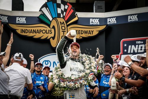 Felix Rosenqvist viert zijn Indianapolis 500 zege met de traditionele melk