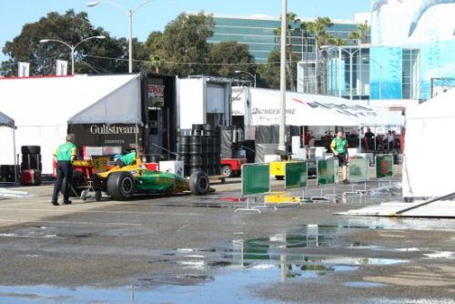 Een Team Australia wagen komt terug van de technische keuring