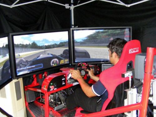 De racesimulator voor de US RaceTronics coureurs