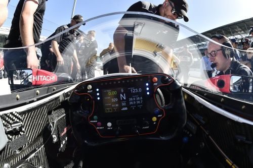 Josef Newgarden test het windscreen op Indianapolis