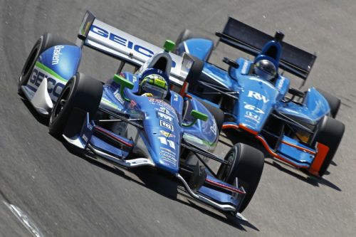 Tony Kanaan voor Josef Newgarden op de Iowa Speedway