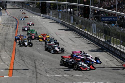 Will Power passeert Felix Rosenqvist bij de start in Long Beach