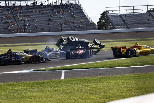 Felix Rosenqvist vliegt over het voorwiel van Kyffin Simpson op de Indianapolis Road Course