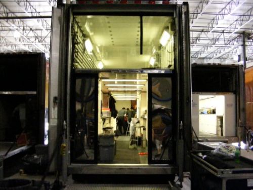 Pacific Coast Motorsports monteurs halen de laatste materialen uit hun vrachtwagen