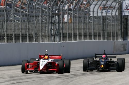 Oriol Servia en Nelson Philippe in gevecht om de tweede positie in de race in Milwaukee
