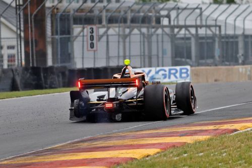 Romain Grosjean rijdt op drie wielen terug naar de pits