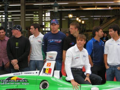 De coureurs poseren met de wagen