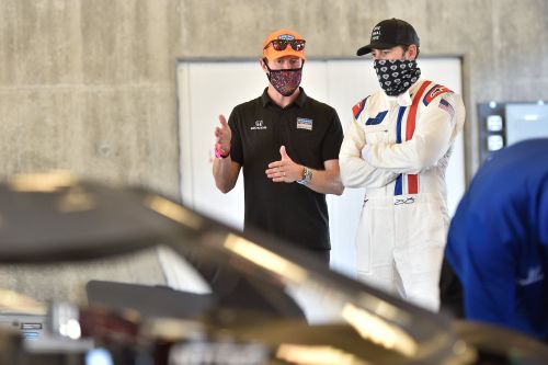 Jimmie Johnson krijgt tips van Scott Dixon