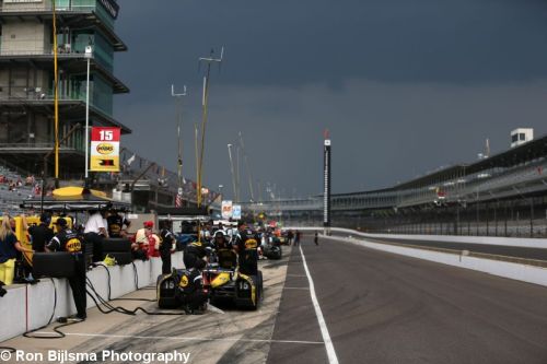 Donkere wolken boven de pitstraat van Indianapolis