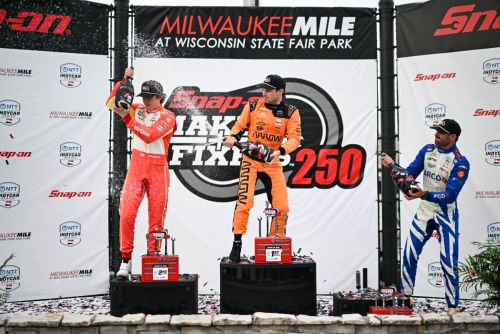 David Malukas, Pato O’Ward, Rinus VeeKay op het podium van de Milwaukee Mile