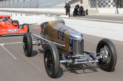 Racewinnende wagens van 100 jaar Indianapolis 500 vullen de brickyard