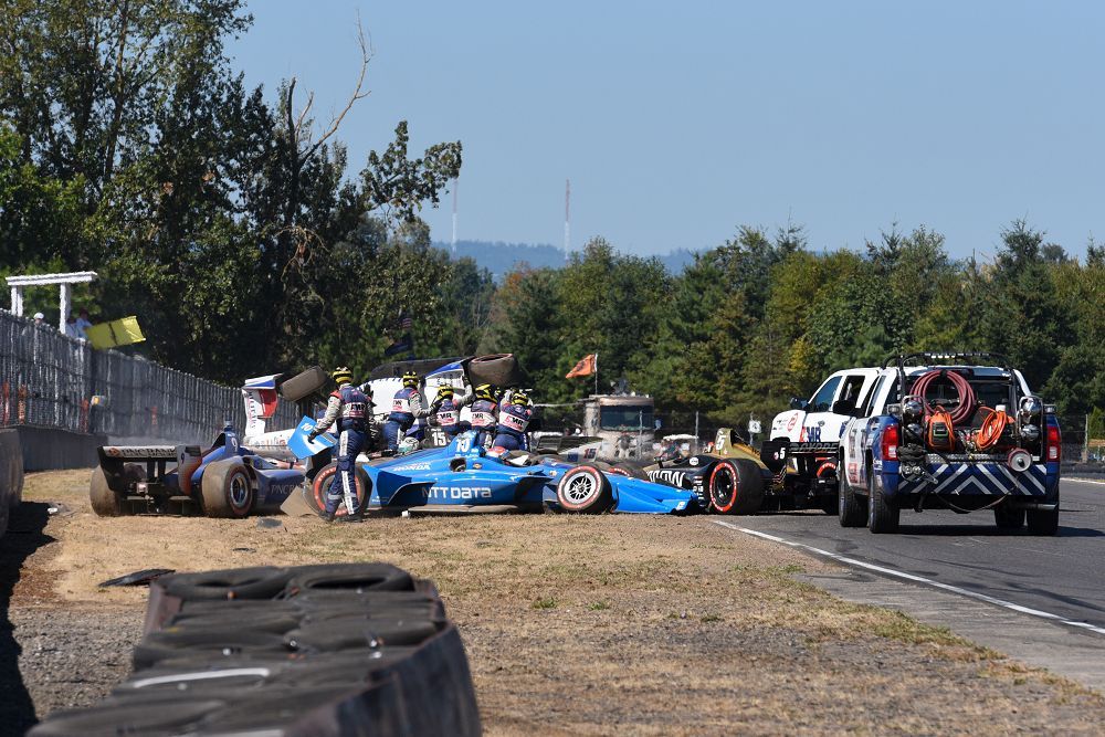 De gecrashte wagens van Andretti, Hinchcliffe en Jones in Portland