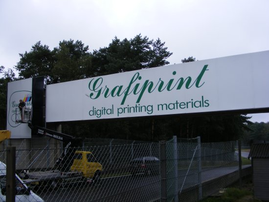 Laatste sponsorborden worden opgehangen