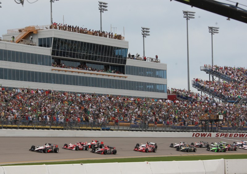 Will Power leidt het veld tijdens de start op de Iowa Speedway