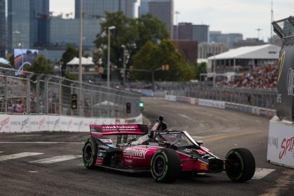 Helio Castroneves zonder neus op weg naar de pits