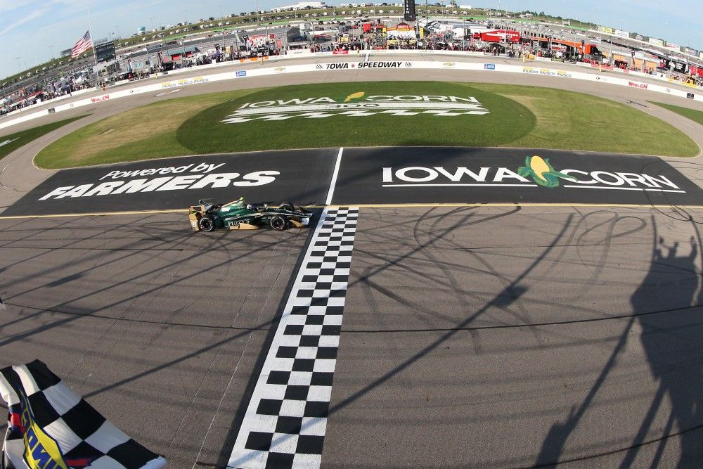 Josef Newgarden wint op de Iowa Speedway