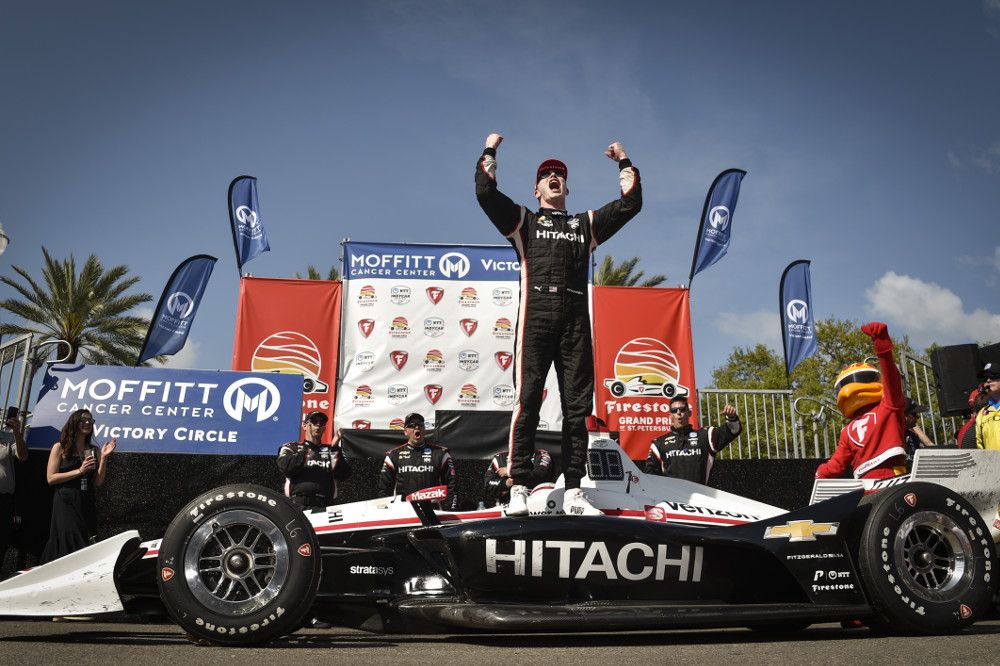 Josef Newgarden viert zijn zege in St. Petersburg