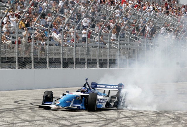 Paul Tracy trakteert de fans op donuts na zijn overwinning op de Milwaukee Mile