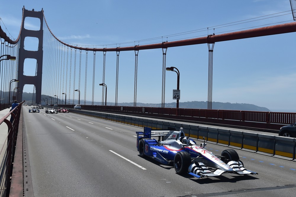 Marco Andretti rijdt met de wagen van Justin Wilson over de Golden Gate Bridge