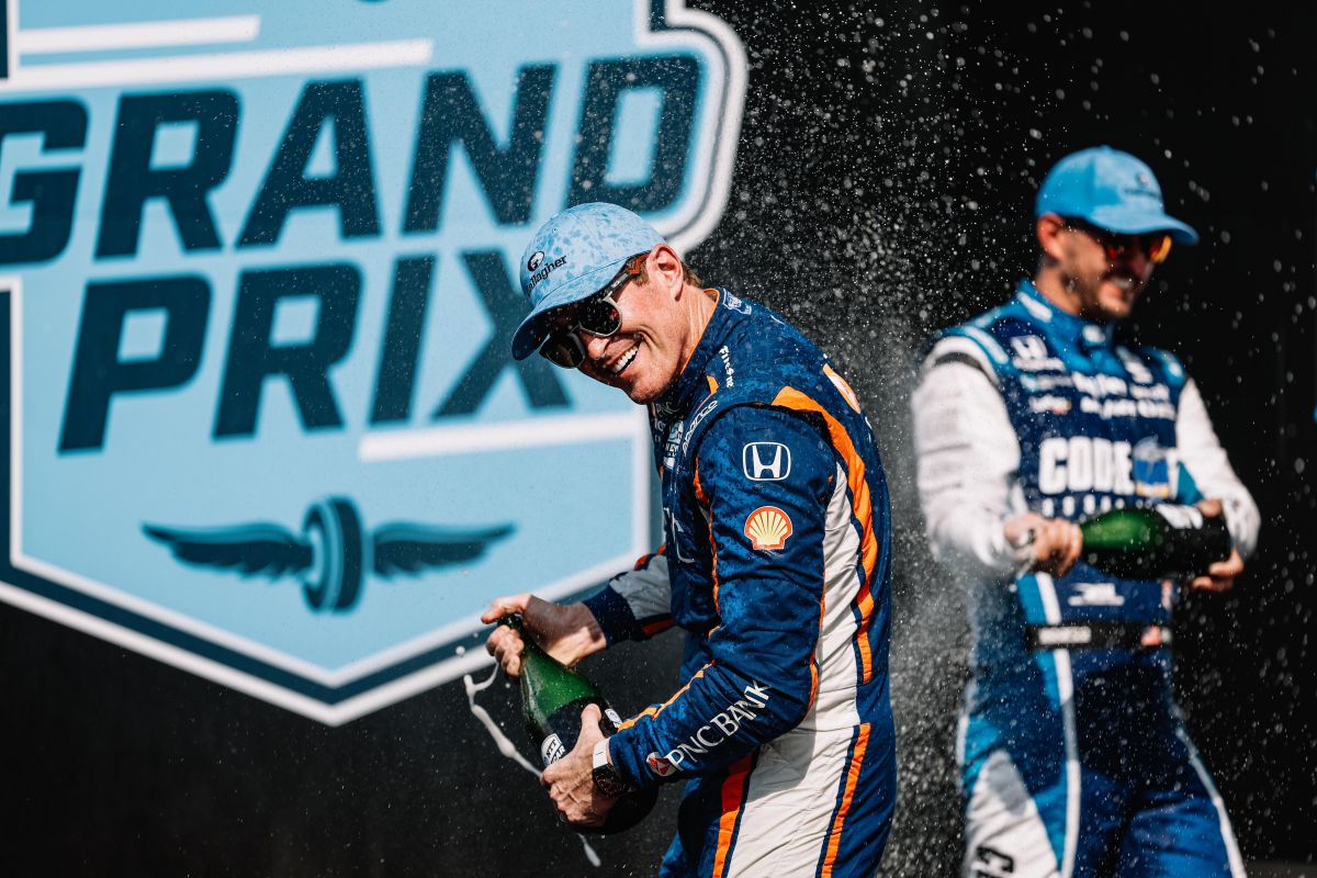Scott Dixon viert zijn zege met Graham Rahal op de achtergrond, Indianapolis Road Course