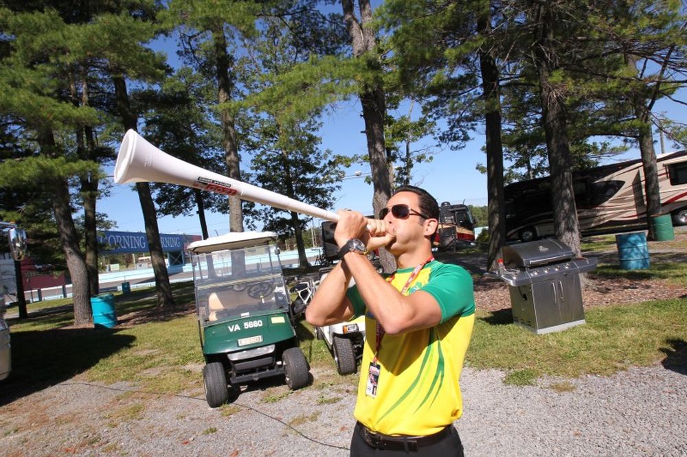 Helio Castroneves probeert de vuvuzela op Watkins Glen