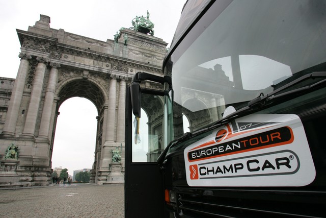 De Champ Car tourbus in Brussel