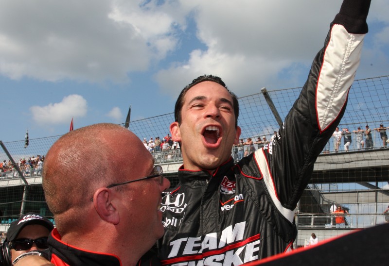 Helio Castroneves pakt pole op Indianapolis