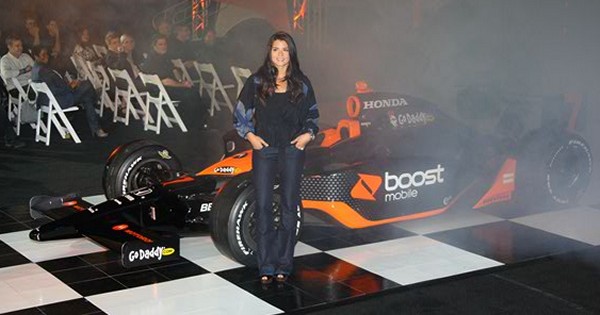 Danica Patrick toont haar nieuwe kleurstelling