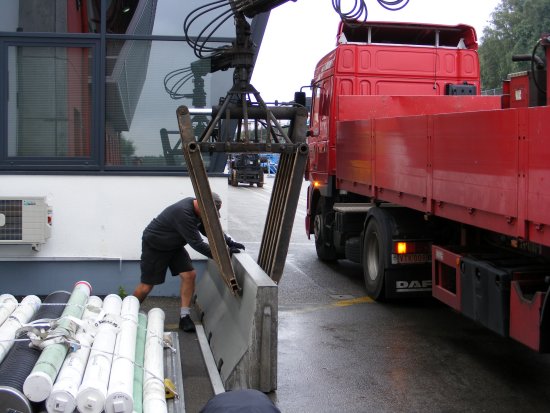 De laatste delen van de pitmuur worden geplaatst