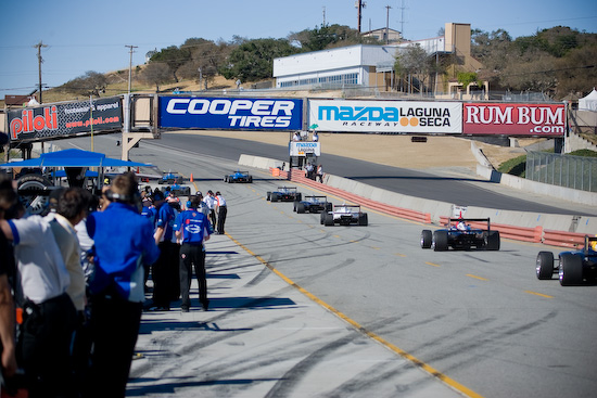Wagens verlaten de pitlane op Laguna Seca