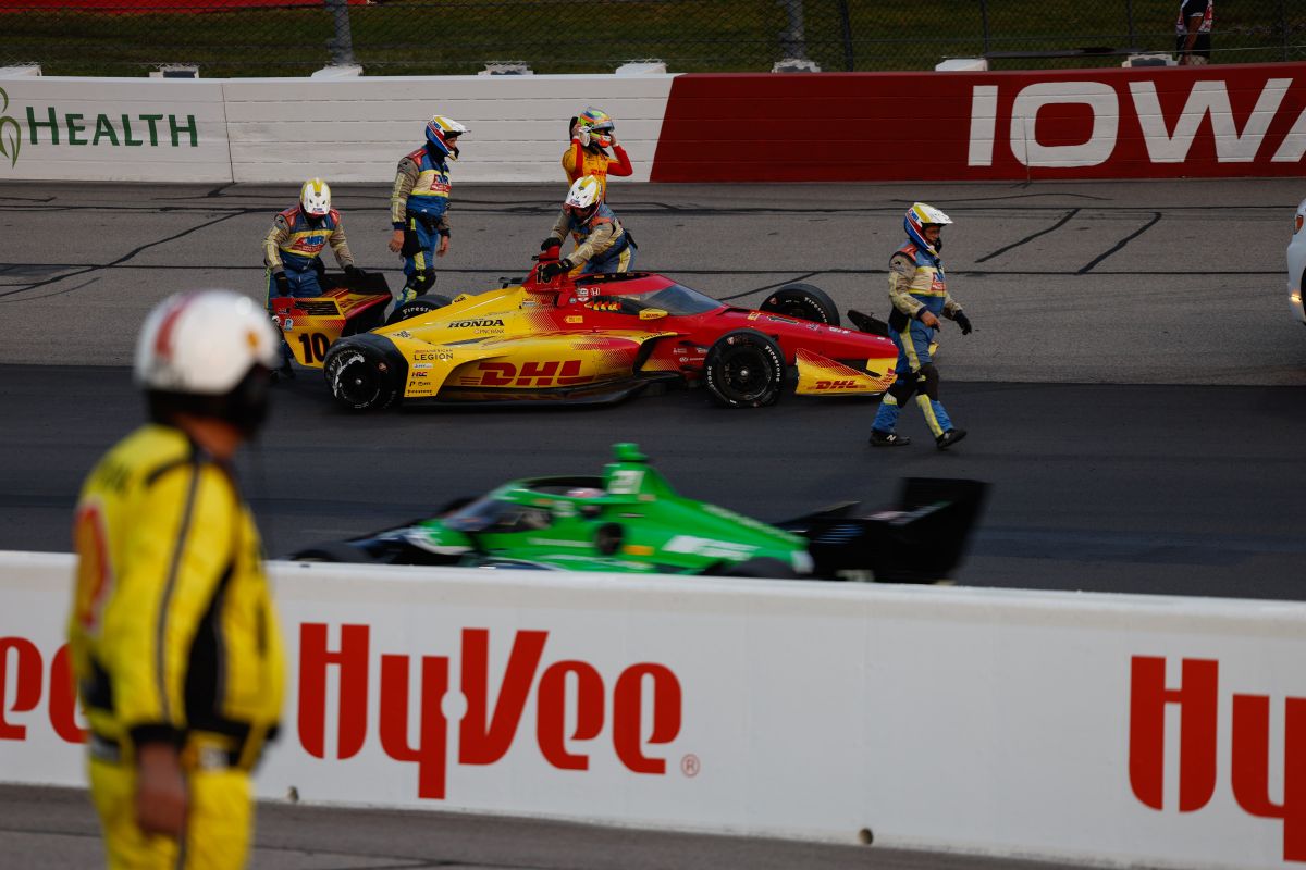 De gecrashte wagen van Álex Palou, Iowa Speedway
