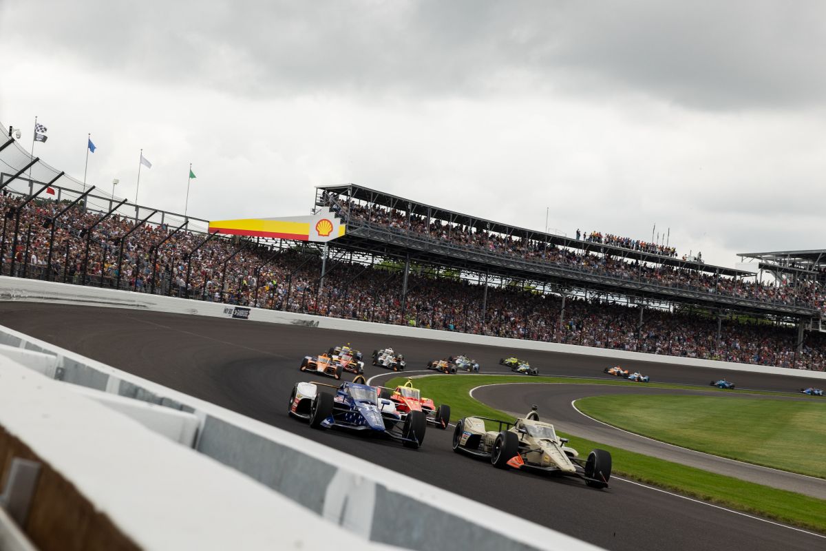 Santino Ferrucci in gevecht met Felix Rosenqvist, Indianapolis