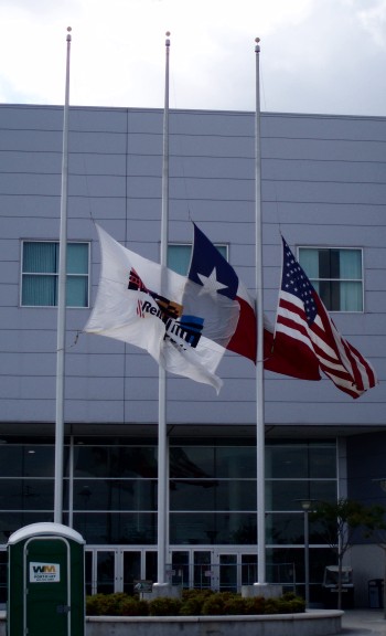 De vlaggen hangen halfstok voor het drama op Virginia Tech