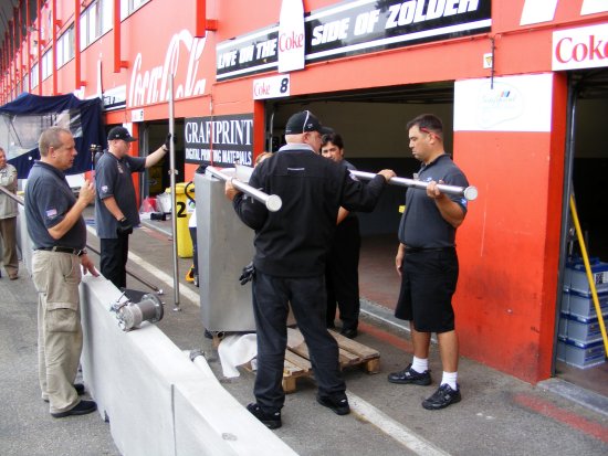 Pacific Coast Motorsports monteurs installeren de tank installatie