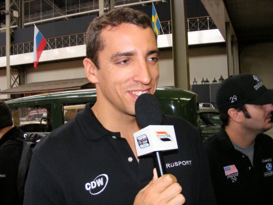Justin  Wilson wordt geinterviewd