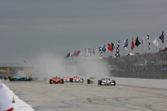 Tony Kanaan leidt de start in St. Petersburg