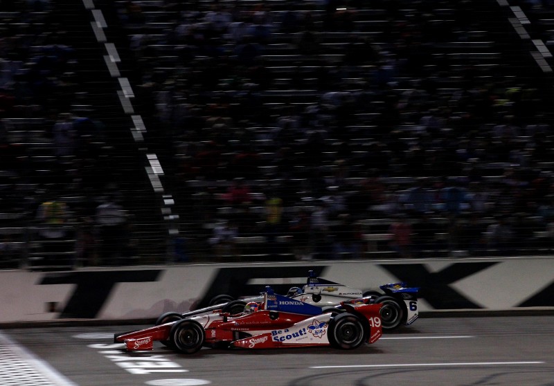 Justin Wilson naast Sebastian Saavedra in Texas