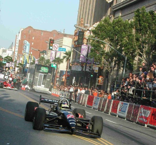 Cristiano da Matta rijdt over Hollywood Boulevard voor de premiere van de film Driven