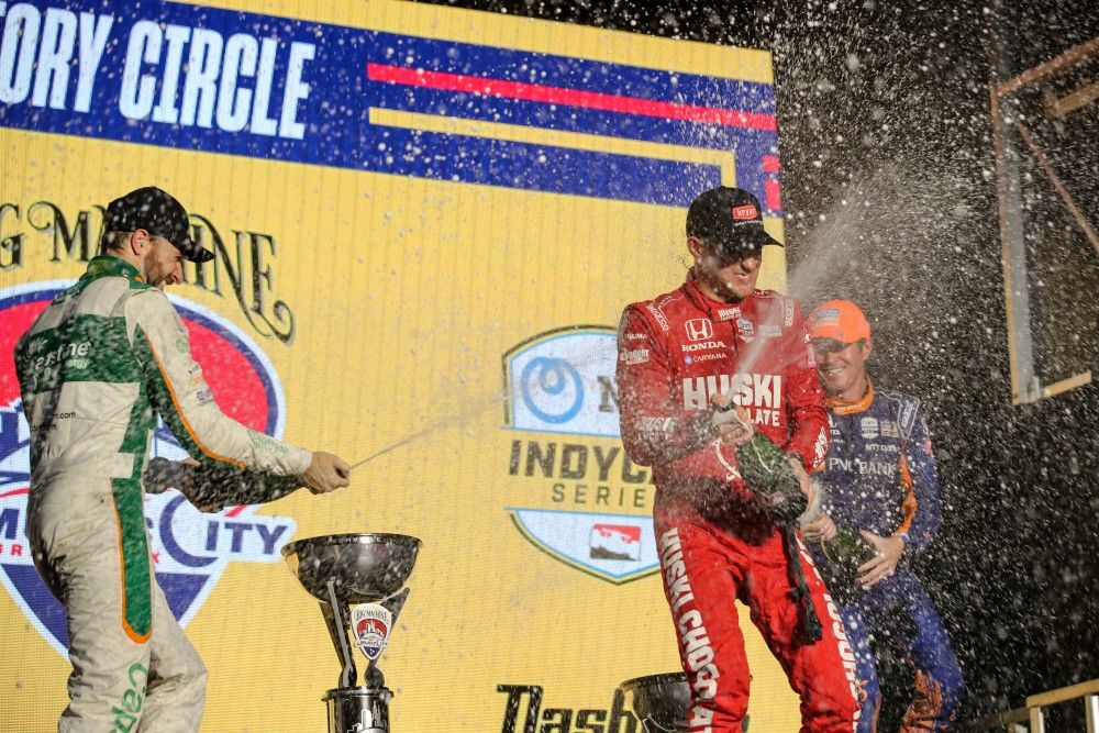 Marcus Ericsson sprayt met champagne op het podium in Nashville